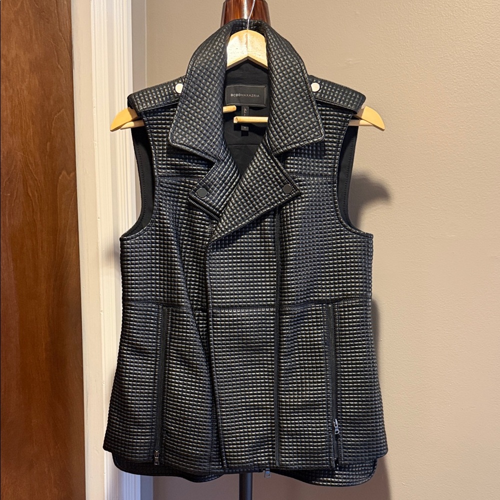 BCBGMaxAzria Black Textured Sleeveless Vest